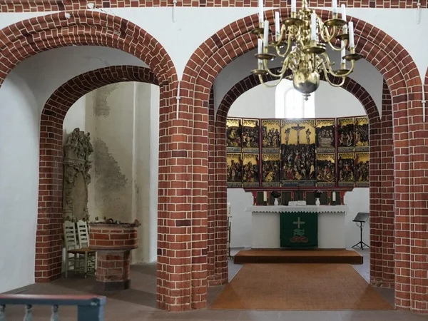 Bild 2: Kirche Zum Heilig Kreuz und St. Peter Cleverns